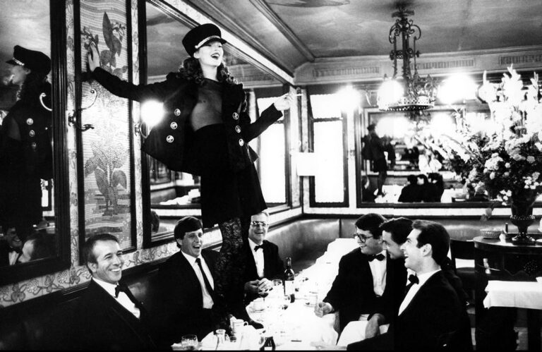 Arthur Elgort, Kate Moss, Brasserie Lipp, Paris, 1993